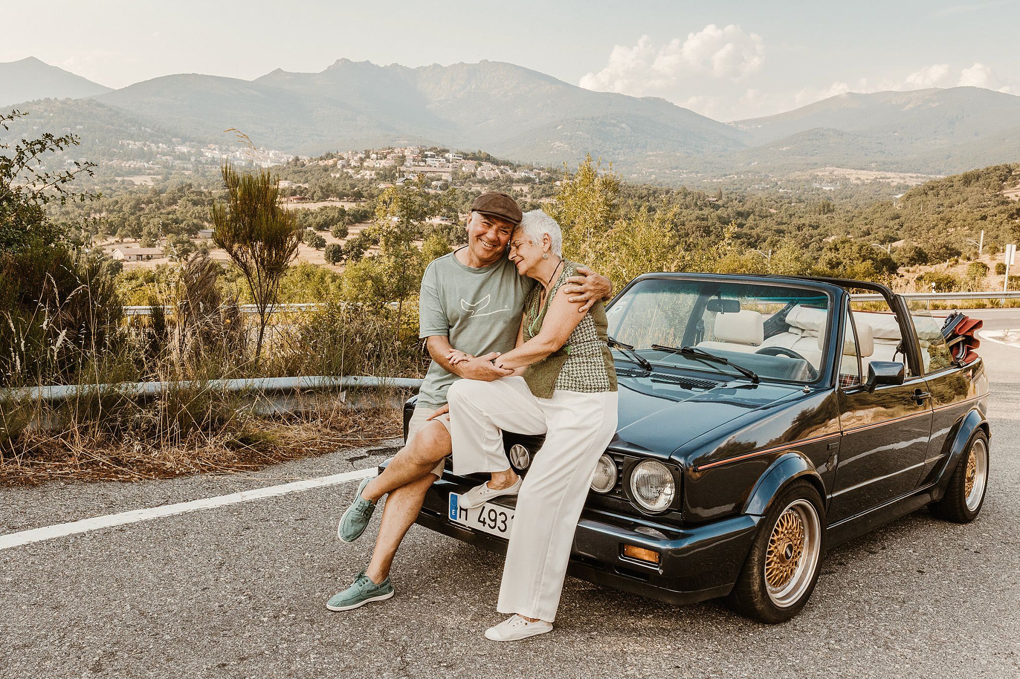 Pareja disfrutando del atardecer en sesión de fotos en Cercedilla