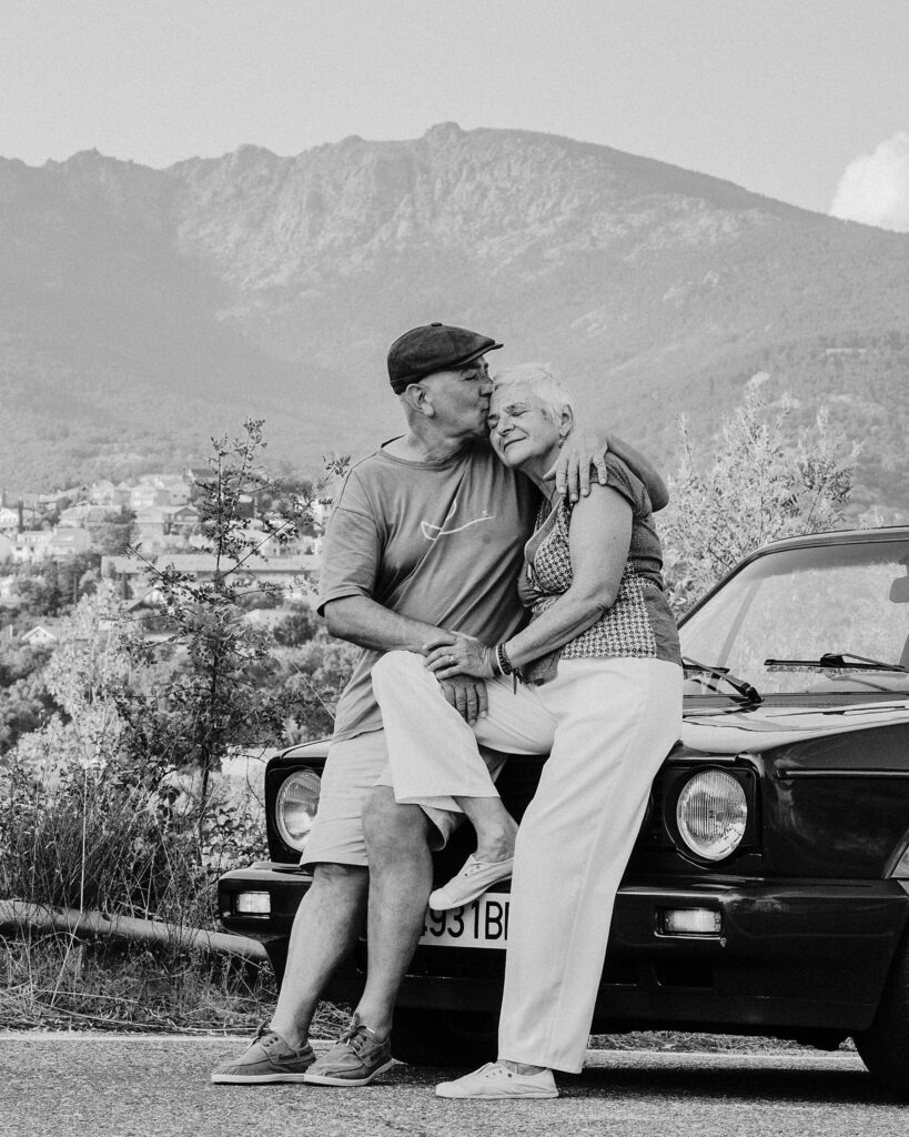 Pareja disfrutando del atardecer en sesión de fotos en Cercedilla