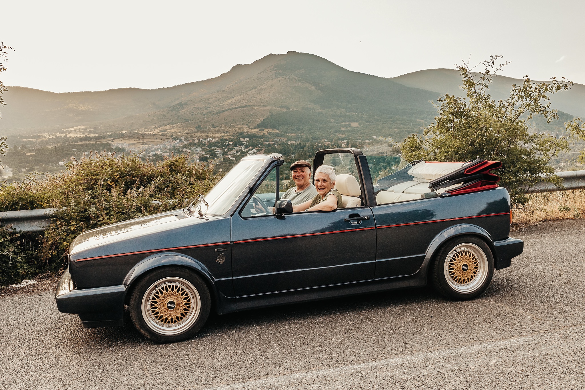 Coche clásico con montañas de Cercedilla al fondo en sesión fotográfica
