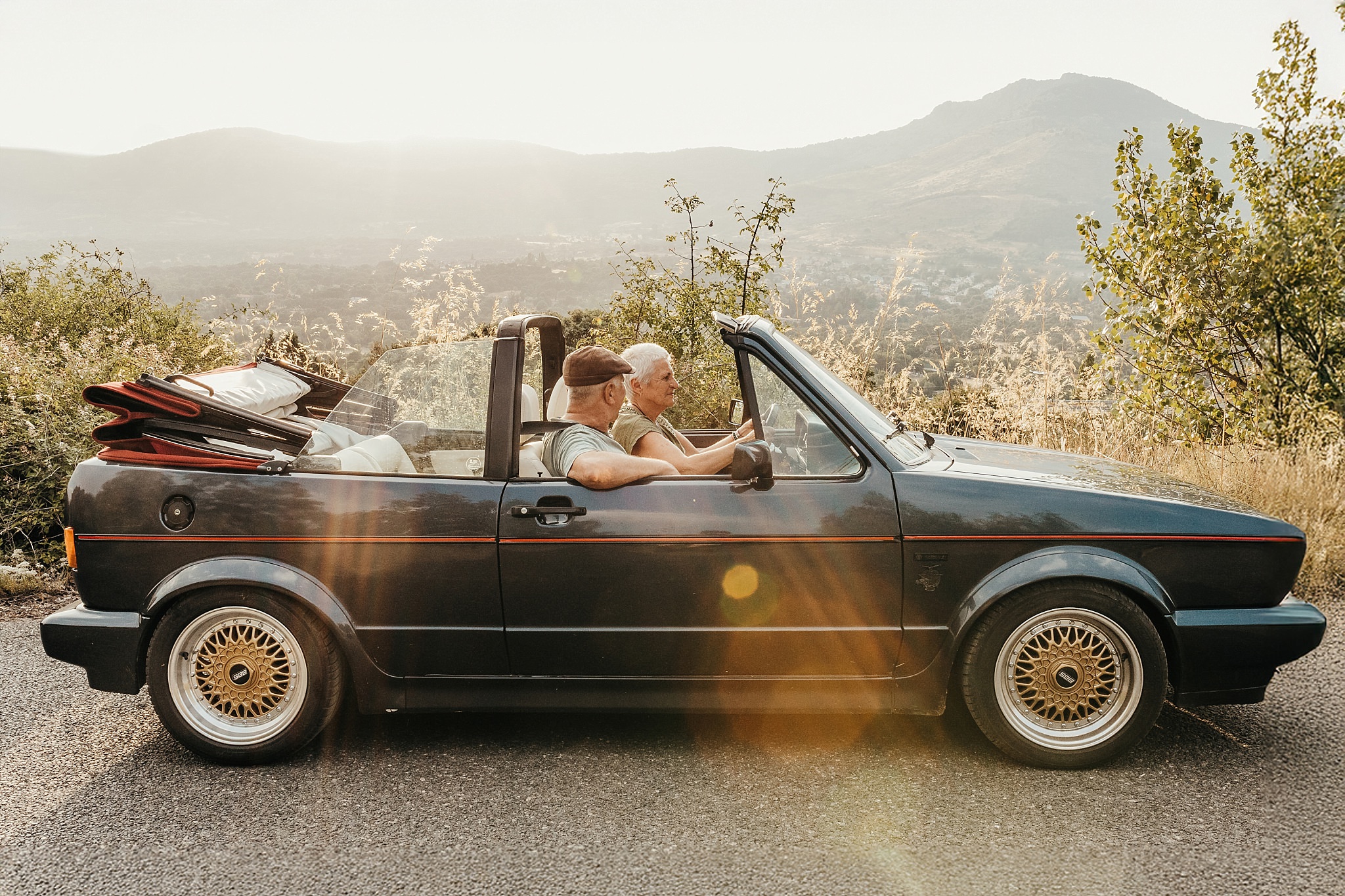 Coche clásico en sesión de fotos en pareja en Cercedilla, Madrid