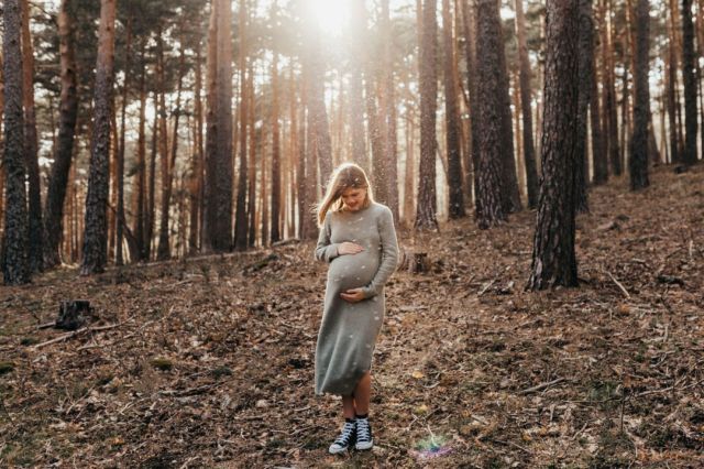 fotografo de embarazadas en el bosque